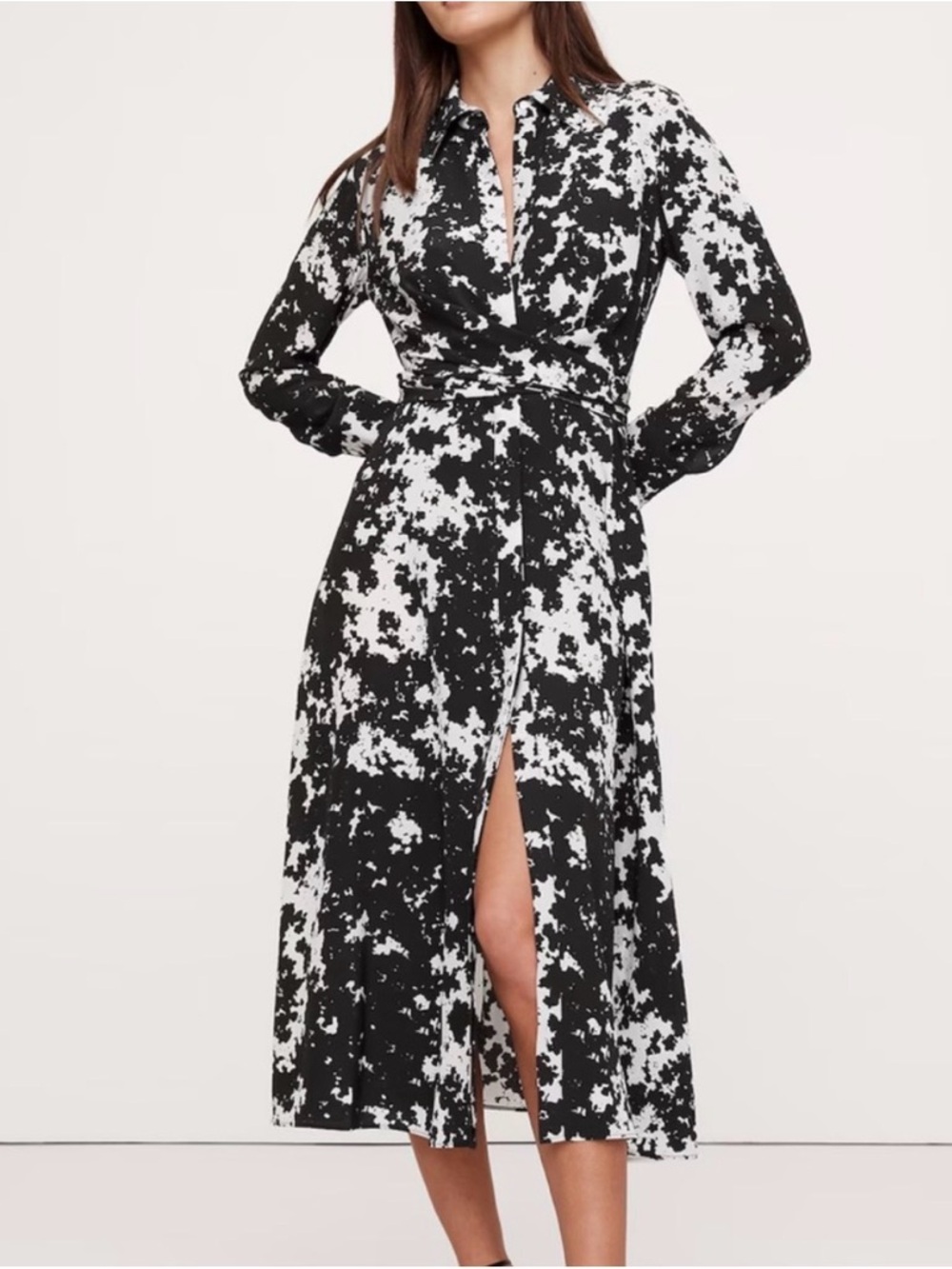 Banana Republic NWOT Black and Cream Printed Long Sleeve Wrap Dress
